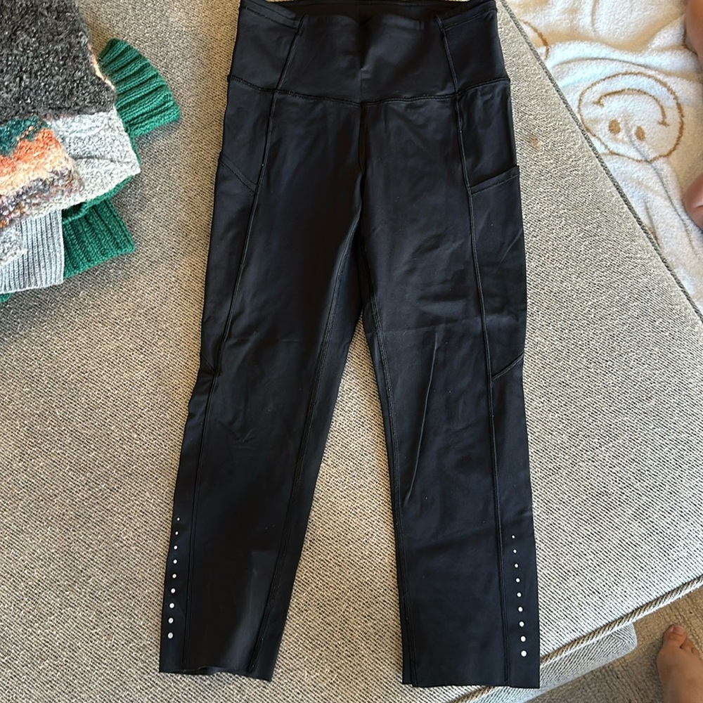 Fast and free lululemon size 4 pants like new cropped